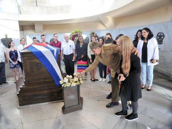 El General de Ejército Raúl Castro Ruz, Presidente de los Consejos de Estado y de Ministros, arribó al cementerio para unirse a jóvenes beneficiados del Programa Coclear en el homenaje que desde hacía tiempo querían hacer al líder histórico de la Revolución Cubana. Foto: Estudios Revolución