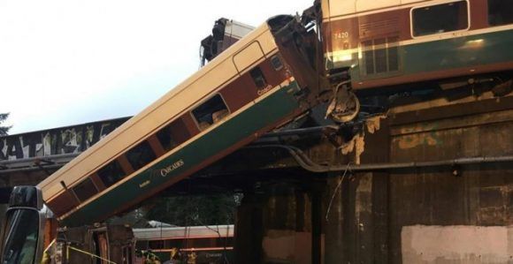 magen del tren Amtrack 501 tras descarrilar y caer sobre la autopista interestatal 5, en el estado de Washington. / EFE