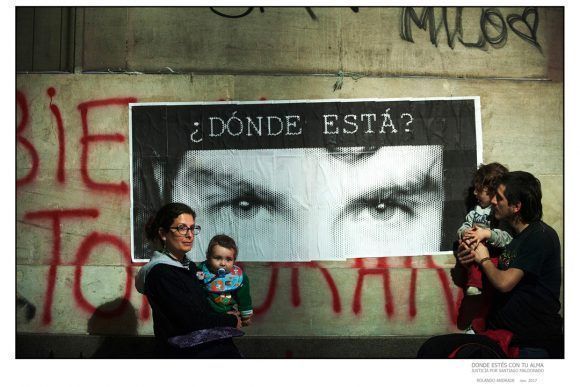 Foto de la Expo “Donde estés con tu alma”, dedicada a Santiago Maldonado. Buenos Aires 1 agosto 2017 Marcha a un mes de la desaparición de Santiago Maldonado en plaza de mayo
Foto: Rolando Andrade Stracuzzi.