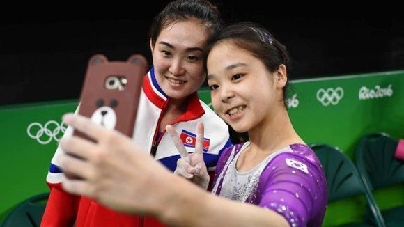 Las deportistas de ambas Coreas, Lee Eun-ju y Hong Un-jong, decidieron hacerse un selfie por la unión de ambas naciones. | Foto: El Confidencial.