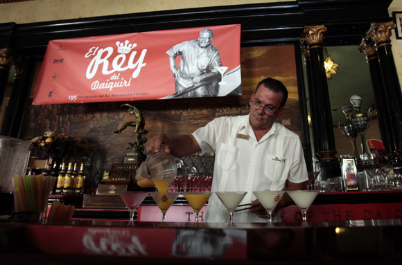 Competencia El Rey del Daiquiri, en su 4ta edición celebrada en el Bar El Floridita, como parte de los festejos por el 195 aniversario de esta instalación. Foto: Ismael Francisco/Cubadebate.