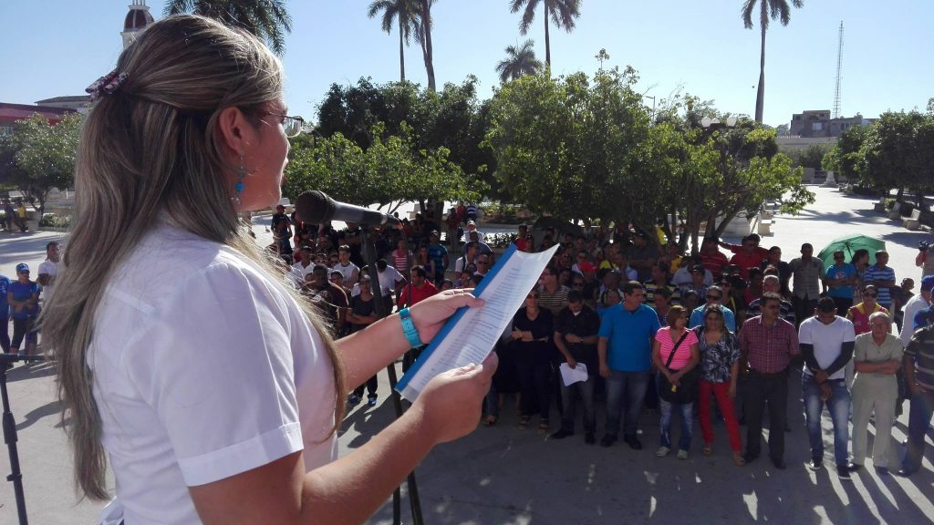 Manzanillo. Febrero 4.- En el mismo sitio donde el líder eterno de la Revolución cubana Fidel Castro Ruz hablara a los manzanilleros el cuatro de febrero de 1959, se dieron cita los pobladores de esta ciudad granmense, para recordar
las palabras pronunciadas por el Comandante en Jefe en esta tierra a
solos pocos días del triunfo revolucionario.
Entre los asistentes a la actividad se destacó la presencia de los jóvenes como fieles continuadores de la obra que Fidel nos dejó luego de aquel luminoso enero. Estudiantes de todas las enseñanzas, obreros bisoños de varias industrias y los miembros del Destacamento Juvenil IX Congreso de los Comités de Defensa de la Revolución (CDR) llegaron al parque Carlos Manuel de Céspedes para ser protagonistas del momento.
En nombre de las nuevas generaciones de los manzanilleros agradecidos habló la estudiante de la Universidad de Ciencias Médicas de Granma Suzanne Santiesteban Puertas, miembro de la Federación Estudiantil Universitaria (FEU), quien manifestó el compromiso de los jóvenes con la continuidad de la Revolución cubana.
Suzanne recordó a Fidel cuando dijo en este mismo lugar: «Me he reunido en numerosas ocasiones con la multitud, sin embargo me faltaba una multitud, me faltaba un lugar al que había tardado mucho ya en venir. Me faltaba un pueblo que puede decirse es el que más vinculado ha estado con la Sierra Maestra. Me faltaba el pueblo que durante el primer año de la guerra fue prácticamente el primer abastecedor, me faltaba el pueblo que nunca falló».
«Recordar hoy este histórico suceso para Manzanillo nos hace pensar nuevamente en nuestro líder indiscutible, en el hombre que desafío todas las barreras de su tiempo para convertirse en símbolo de Cuba y del mundo. El hombre humilde, honesto y sencillo que sacrificó su vida en favor del bien colectivo del bienestar social, el hombre que reconoció al pueblo de Manzanillo como gestor importante del triunfo revolucionario y que se sintió también parte de él», dijo además Santisteban Puertas.
Al concluir su intervención la dirigente estudiantil universitaria declaró que «para los jóvenes manzanilleros constituyen un motivo de orgullo recordar nuestra historia fraguada en sacrificio y especialmente en ella sentir vivo a nuestro Fidel», acotó.
Las palabras de Fidel a los manzanilleros en la madrugada de aquel cuatro de febrero también fueron recordadas por José Enrique Remón Domínguez, Presidente de la Asamblea Municipal del Poder popular de Manzanillo quien valoró la significación histórica de aquel momento y lo que representan estas palabras para los tiempos actuales.
Fidel sigue presente en Manzanillo // Foto Eliexer Peláez
