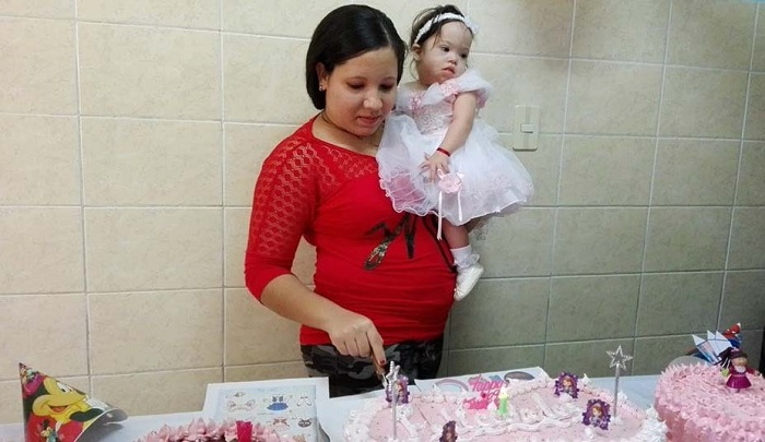 Celebran en sala de oncohematología del pediátrico manzanillero primer cumpleaños de Leydis Camila // Foto Eliexer Peláez