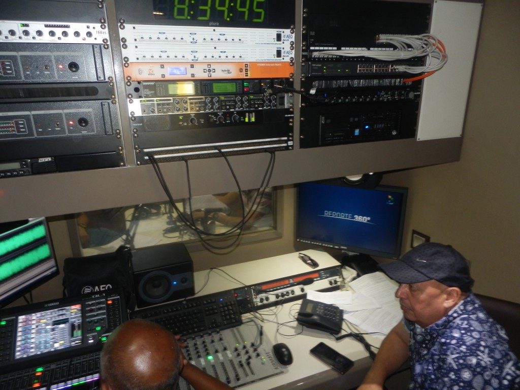 Haciendo Radio desde Manzanillo // Foto Lilian Salvat