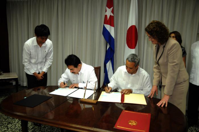 El hecho quedó oficializado mediante un Canje de Notas rubricado por Masahisa Sato, Ministro de Estado de Asuntos Exteriores de Japón, y el viceministro primero del Mincex, Antonio Luis Carricarte Corona