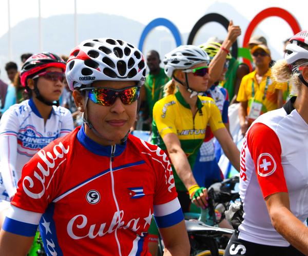 Arlenis Sierra Canadilla (I), única competidora por Cuba en el ciclismo de ruta femenino, que se desarrolla en Copacabana, en los XXXI Juegos Olímpicos de Rio de Janeiro, Brasil, el 7 de agosto de 2016. ACN FOTO/ Marcelino VÁZQUEZ HERNÁNDEZ/ rrcc