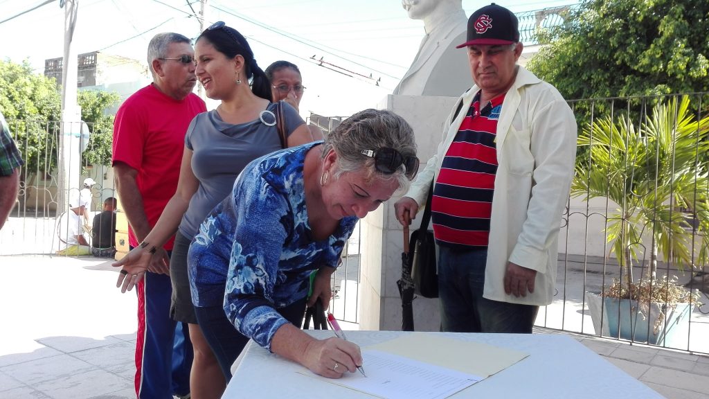 Firman su código de ética periodistas manzanilleros