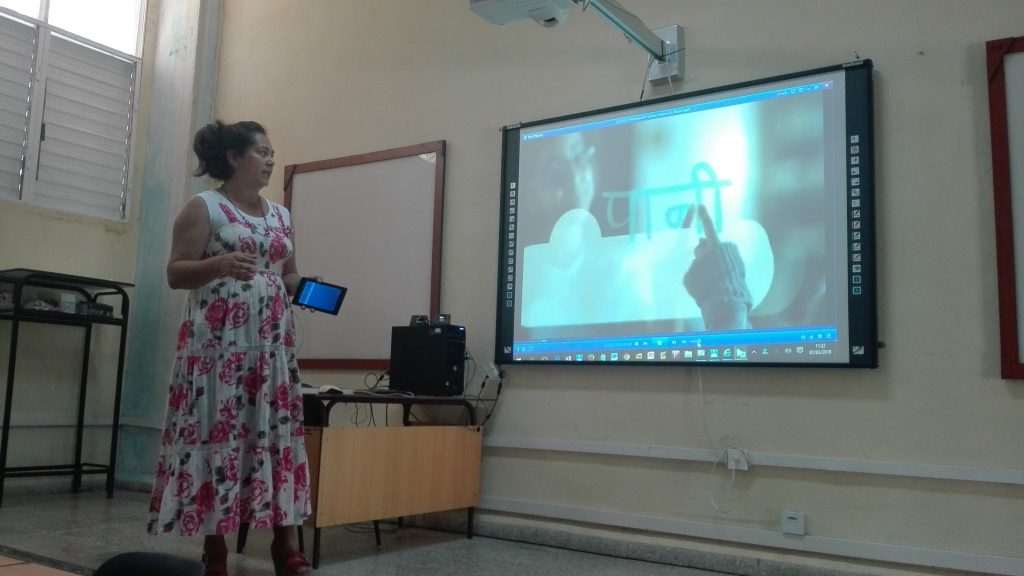 Atractivas clases en aula interactiva de sede Blas Roca de la Universidad de Granma // Foto Marlene Herrera