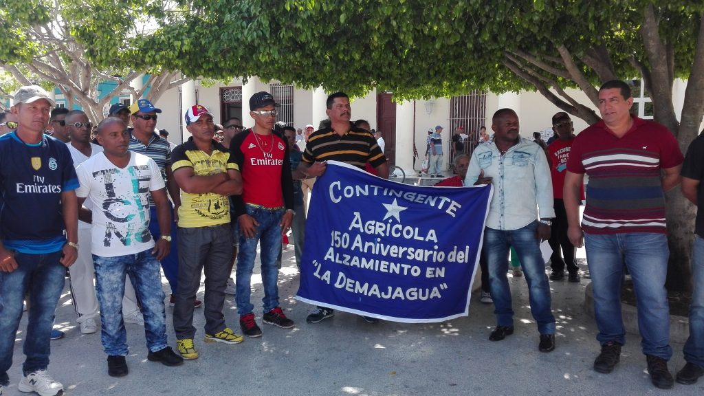 Contingente Aniversario 150 con trabajadores del INDER // Foto Marlene Herrera