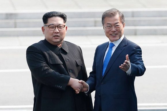 Kim Jong-un saluda a Moon Jae-in en antes de comenzar la histórica reunión entre las dos Coreas. Foto: Reuters.