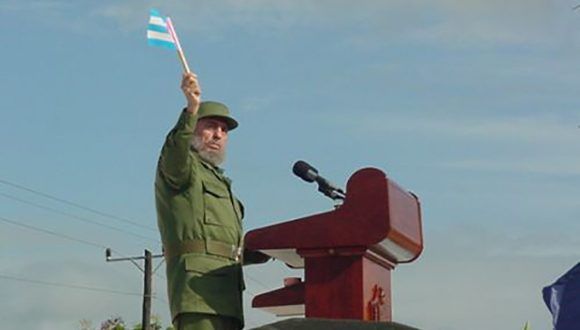 Pronuncia discurso en la Tribuna Abierta de la Revolución, en acto de protesta contra el bloqueo, las calumnias y las amenazas del gobierno de Estados Unidos contra Cuba, en Sancti Spíritus, 25 de mayo de 2002. Foto: Periódico Escambray/ Sitio Fidel Soldado de las Ideas.