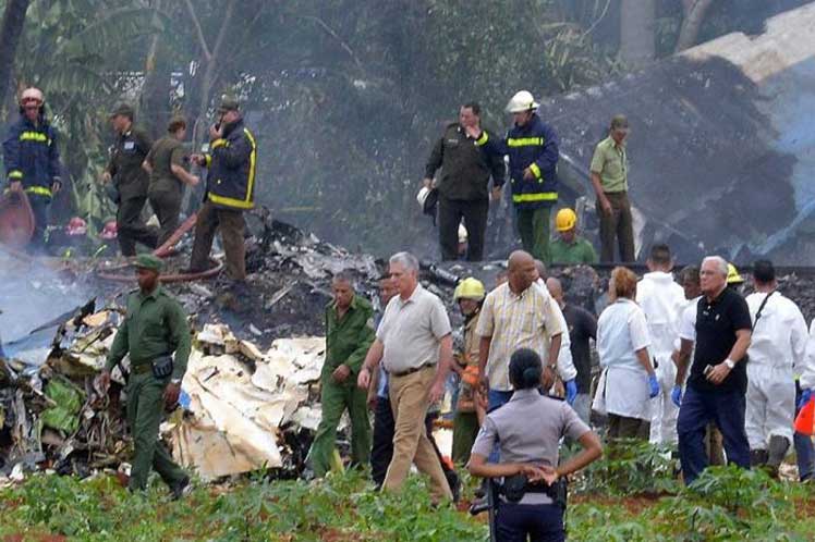 Presidente cubano llega a lugar de accidente aéreo de Damojh en La Habana // Foto PL