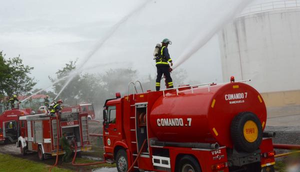 Fuerzas del Cuerpo de Bomberos en un ejercicio de extinción de incendio en la Empresa comercializadora de combustible Cupet, como parte del Meteoro 2018, en el municipio Santa Clara, provincia  Villa Clara, Cuba, 20 de mayo de 2018.  ACN FOTO/Arelys María ECHEVARRÍA RODRÍGUEZ/sdl