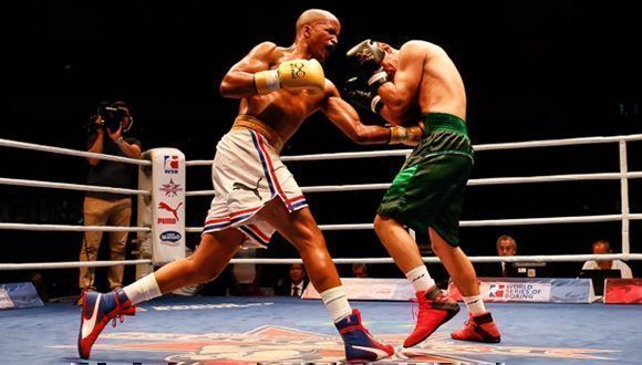 Roniel Iglesias, Domadores de Cuba, combate en 60 kg frente a Makhmud Gaipov, Tigres de Uzbekistán, durante la VIII Serie Mundial de boxeo con sede en el Coliseo de la Ciudad Deportiva el viernes 9 de febrero de 2018, en La Habana, Cuba. Foto: Calixto N. Llanes/Periódico JIT (Cuba)