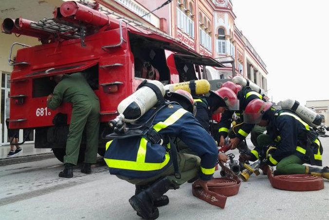 El cuerpo de bomberos participa en el Meteoro // Foto Roberto Mesa 