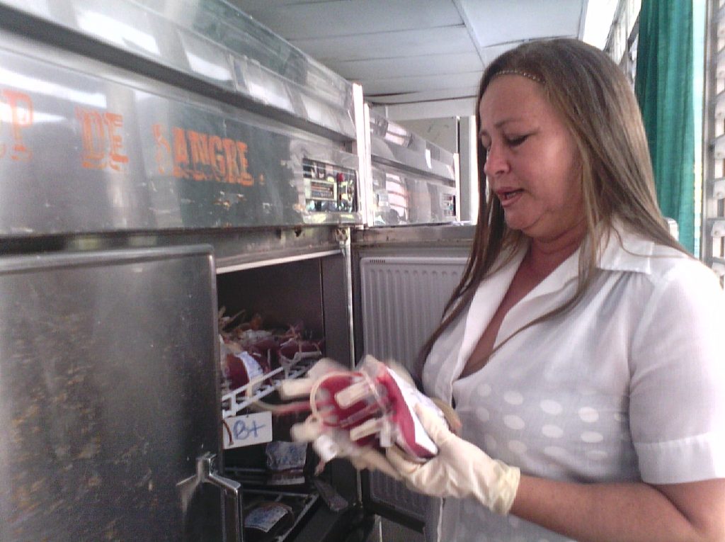 Inés María Aliaga Labrada, «Hasta fines de abril hemos enviado a la industria mil 813 bolsas (50 mililitros) de concentrados de leucocitos, y más de mil litros de plasma congelado» // Foto Denia Fleitas