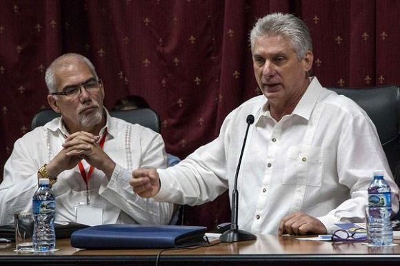 Miguel Diaz-Canel Bermúdez, Presidente de los Consejos de Estado y de Ministros de Cuba, en su intervención en el XXX Seminario Nacional de Preparación del Curso Escolar 2018-2019, en el sistema deportivo cubano, realizado en el Centro de Convenciones de Cojímar. A su lado, Antonio Becali Garrido, presidente del Instituto Nacional de Deportes, Educación Física y Recreación (Inder). Foto: Roberto Morejón/ JIT.