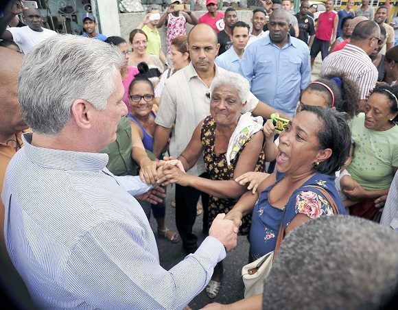 El jefe de Estado cubano, Miguel Díaz-Canel, compartió con el pueblo cubano. Foto: Estudios Revolución