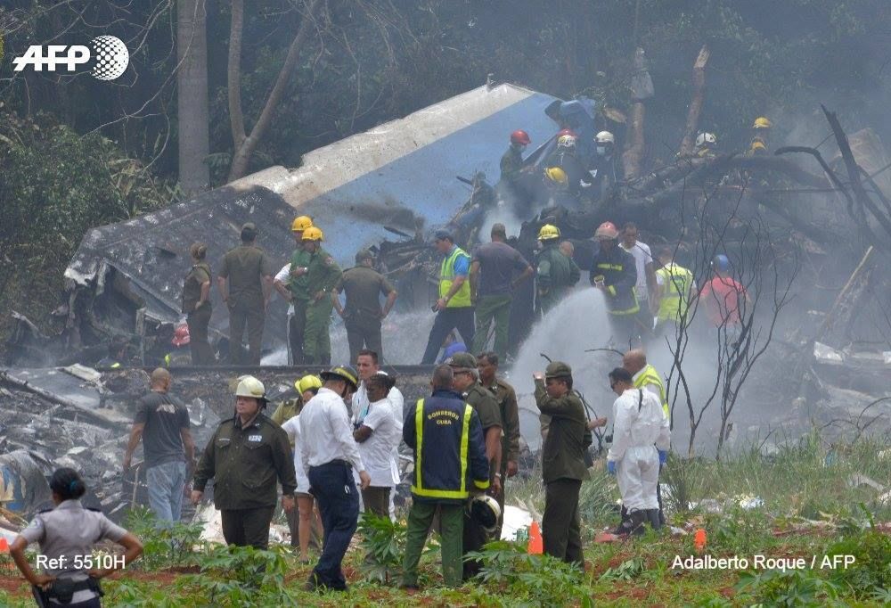 El presidente cubano Miguel Díaz-Canel en el lugar del accidente aéreo en La Habana. Foto: AFP.