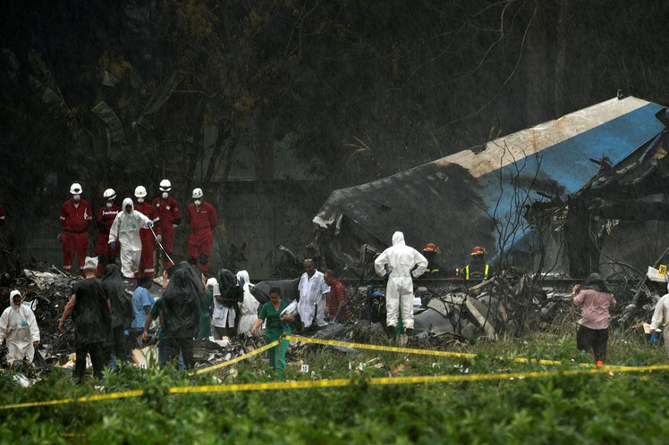 Expertos cubanos prosiguen investigaciones tras desastre aéreo // Foto PL