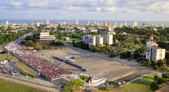 Desfile por el Día Internacional de los Trabajadores en la Plaza de la Revolución en La Habana. Foto: Roberto Garaicoa/ Cubadebate.