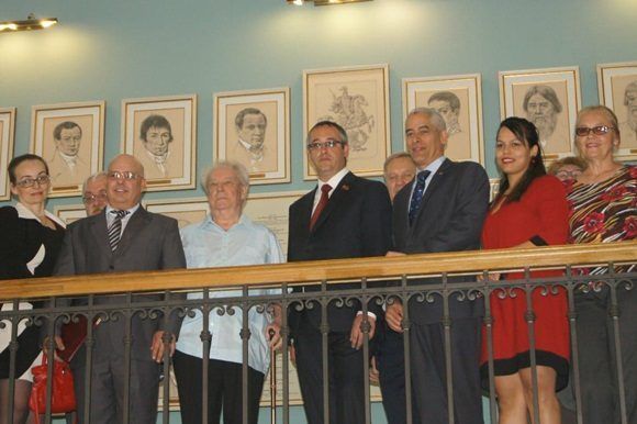 La muestra, auspiciada por la Embajada de Cuba en Rusia, cuenta con 30 cuadros confeccionados con variadas técnicas.