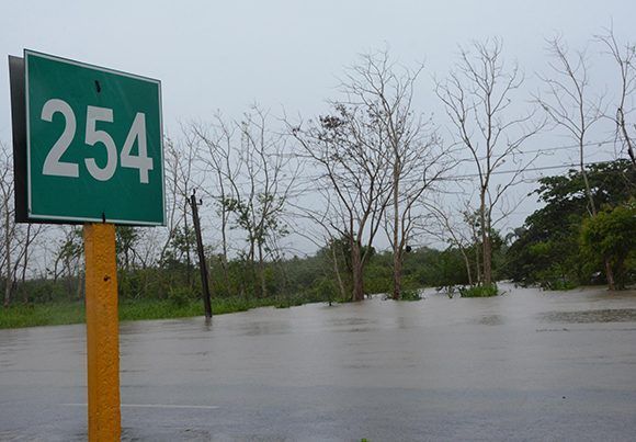 Vista de la Autopista Nacional en el Km 254, interrumpida por las intensas lluvias asociadas a las bandas de la tormenta subtropical Alberto, en el municipio Santa Clara, provincia Villa Clara. Foto: Arelys Echevarría/ ACN.