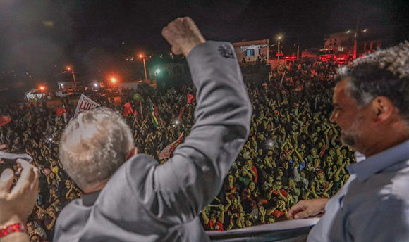 Lula habla a sus seguidores durante un acto de su caravana por Brasil. Foto: @LulapeloBrasil/ Twitter.