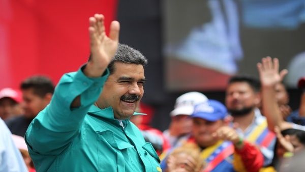 El candidato del Frente Amplio de la Patria celebra junto al pueblo revolucionario en el Balcón del Pueblo, Miraflores. | Foto: AVN