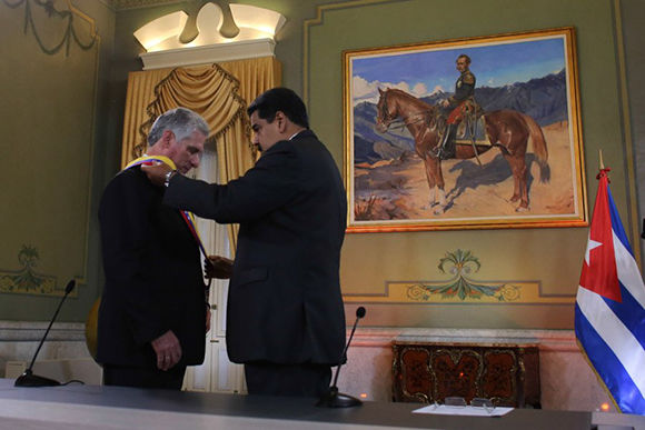 Presidente cubano Miguel Díaz-Canel recibió Orden Libertadores en su Primera Clase. Foto: @PresidencialVen/ Twitter