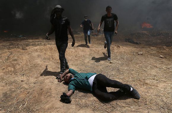 Un palestino asesinado durante la protesta contra el traslado de la embajada de Estados Unidos a Jerusalén, en la frontera entre Israel y Gaza en el sur de la Franja de Gaza, el 14 de mayo de 2018. / Ibraheem Abu Mustafa / Reuters