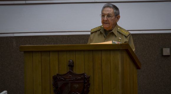 Raúl Castro, quien se recupera de una intervención quirújica, envía condolencias a los familiares de las víctimas del accidente aéreo en La Habana. Foto: Irene Pérez/ Cubadebate.