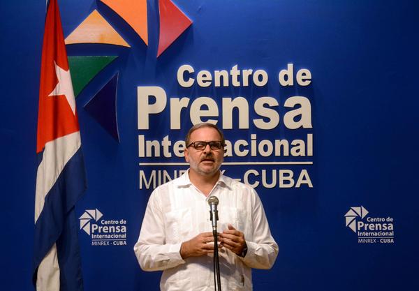 Eugenio Martínez Enríquez, director general de América Latina y el Caribe del Ministerio de Relaciones Exteriores de Cuba (MINREX), durante sus declaraciones en repudio a  la resolución presentada en la Asamblea General de la Organización de Estados Americanos (OEA), en contra de la República Bolivariana de Venezuela, en acto celebrado en la sede del Centro de Prensa Internacional (CPI), en La Habana, el 7 de junio de 2018.        ACN  FOTO/ Abel PADRÓN PADILLA/ rrcc