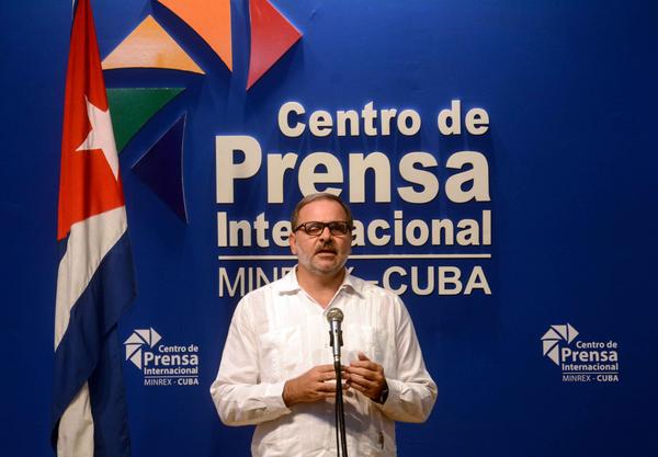 Eugenio Martínez Enríquez, director general de América Latina y el Caribe del Ministerio de Relaciones Exteriores de Cuba (MINREX), durante sus declaraciones en repudio a la resolución presentada en la Asamblea General de la Organización de Estados Americanos (OEA), en contra de la República Bolivariana de Venezuela, en acto celebrado en la sede del Centro de Prensa Internacional (CPI), en La Habana, el 7 de junio de 2018. ACN FOTO/ Abel PADRÓN PADILLA/ rrcc