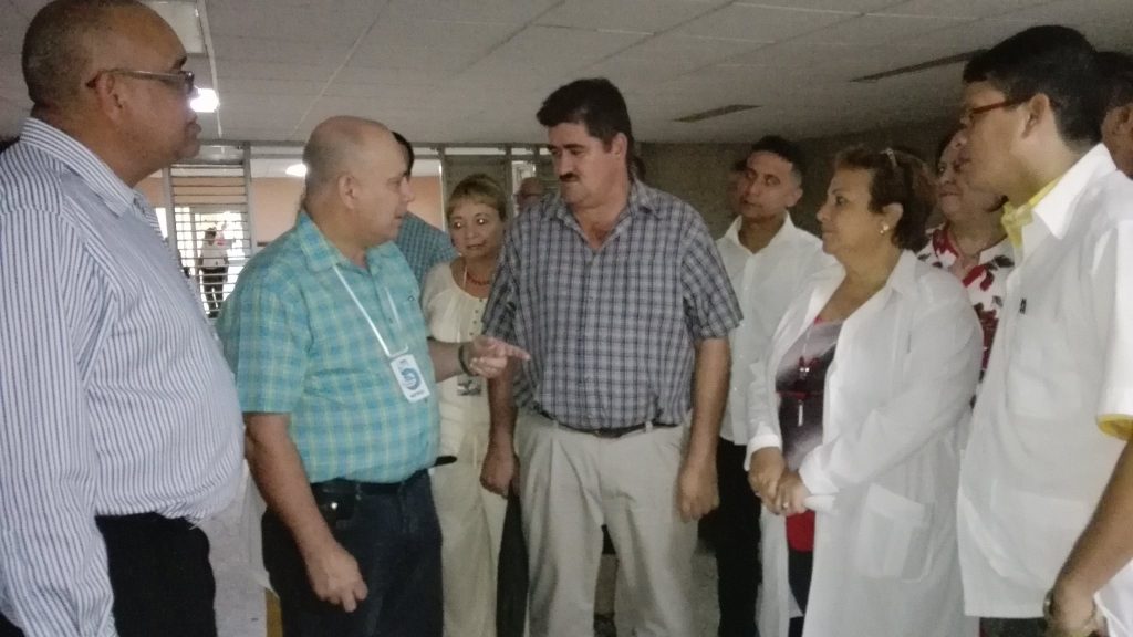 El miembro del Buró Político del Partido Comunista de Cuba (PCC) y Ministro de Salud Pública, doctor Roberto Morales Ojeda, visitó al hospital Clínico Quirúrgico Provincial Celia Sánchez Manduley // Foto Eliexer Peláez