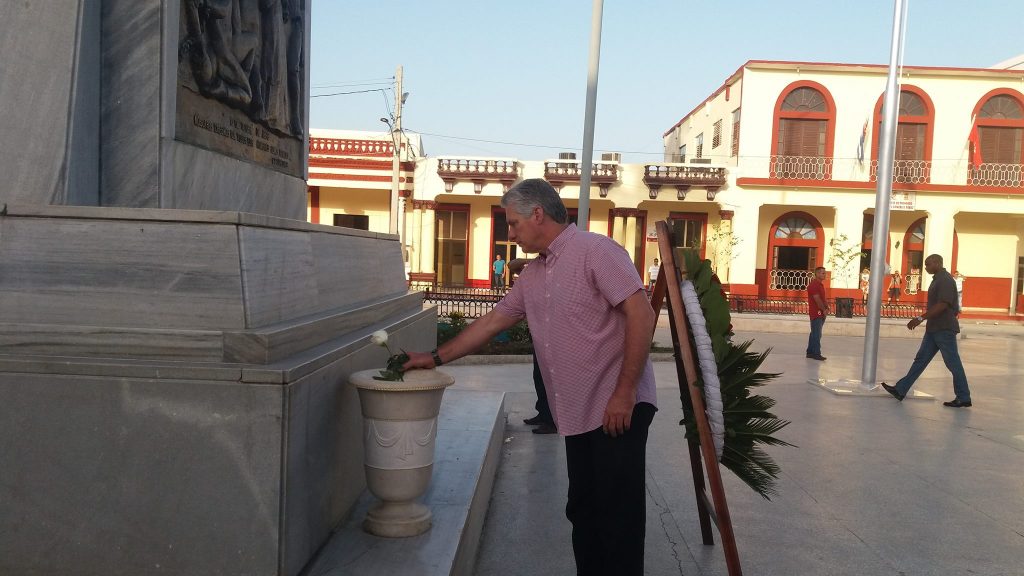 Diaz-Canel deposita una flor ante la estatua de Carlos Manuel de Céspedes en Bayamo. | Foto: Eugenio Pérez Almarales.