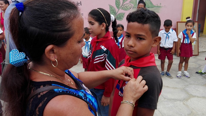 En la ceremonia los padres y guías impusieron las estrellas de las categorías Mambí a los del tercer grado, Rebelde para los del cuarto nivel, y Victoria para los del quinto grado. // Foto Eliexer Peláez