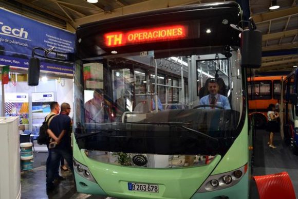 Omnibus Yutong cero emisión, en la III Exposición Internacional de la Industria Cubana, en Pabexpo, La Habana, el 19 de junio de 2018. Foto: Marcelino Vázquez /ACN .