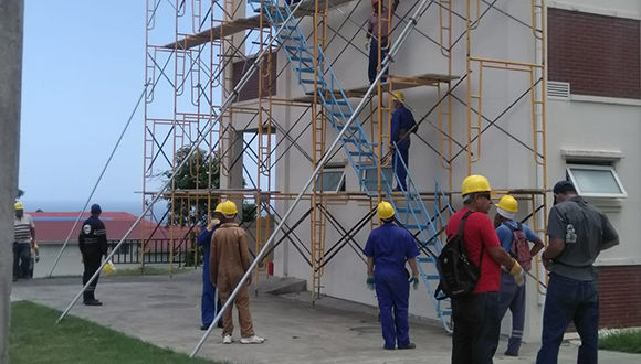 Brigada de constructores cubanos en Dominica. Foto: @CubaMINREX/ Twitter.