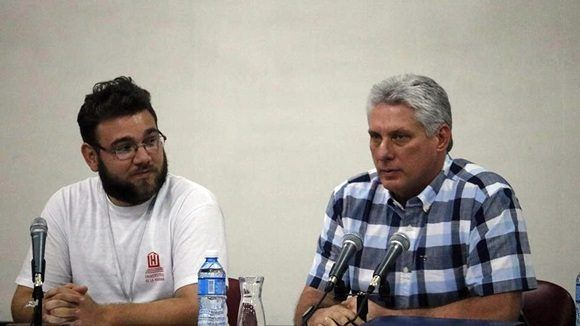 Miguel Díaz-Canel Bermúdez, miembro del Buró Político del Partido Comunista de Cuba y Presidente de los Consejos de Estado junto al presidnete de la FEU de La Universidad de La Habana, Vicente Luis Diaz Melian. Foto: Gustavo Cobreiro/ Facebook.