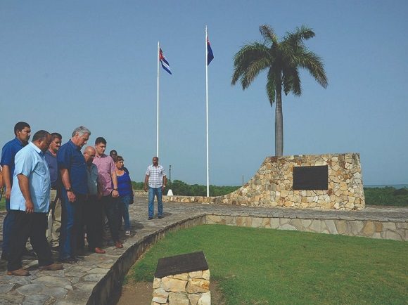 Ante los venerables hitos que marcan el nacimiento de la nación cubana en el museo Parque Nacional La Demajagua, Díaz-Canel guardó instantes de solemne silencio y respeto, en el inicio de la visita de Gobierno a la provincia de Granma. Foto: Estudios Revolución.