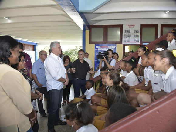 Díaz Canel en una escuela de Santiago de Cuba