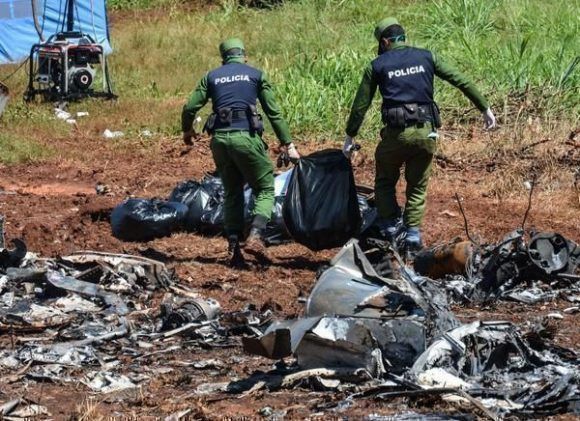Especialistas cubanos recolectan evidencias en el lugar donde ocurriera el accidente aéreo del vuelo de Cubana de Aviación. Foto: ACN.