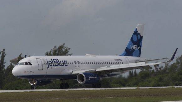 El arribo a Santa Clara del avión de JetBlue en el 2016 inauguró la ruta Cuba-EEUU, después de más de medio siglo de paralización. Foto: Ismael Francisco/ Cubadebate