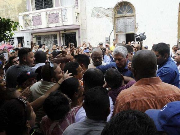 Luego de acudir al abrazo de la multitud que lo esperaba, en la cooperativa de créditos y servicios (ccs) VIII Congreso Campesino constató el porqué Granma se consolida como principal productor del cereal en la Isla. Foto: Estudios Revolución.