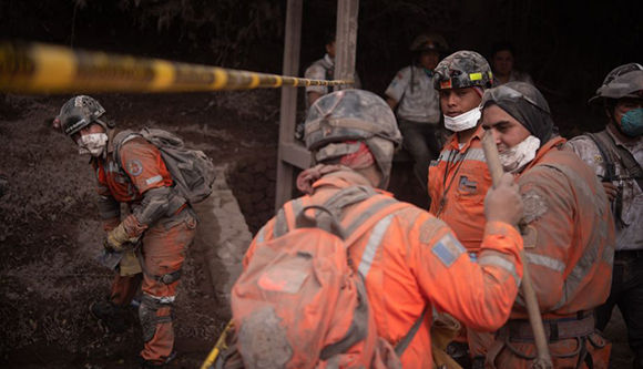 Al menos 99 personas perdieron la vida tras la violenta erupción del Volcán de Fuego en Guatemala, ocurrida el domingo 3 de junio. Foto: Santiago Billy/ EFE.