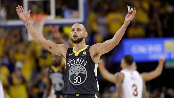 Stephen Curry fue el máximo anotador del partido. La serie seguirá el miércoles en Cleveland. Foto: Marcio Jose Sanchez/AP