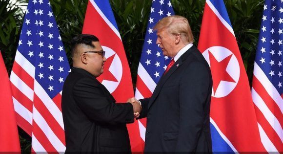 Saludo histórico entre los líderes de Corea del Norte y Estados Unidos. Foto: Saul Loeb/ AFP.