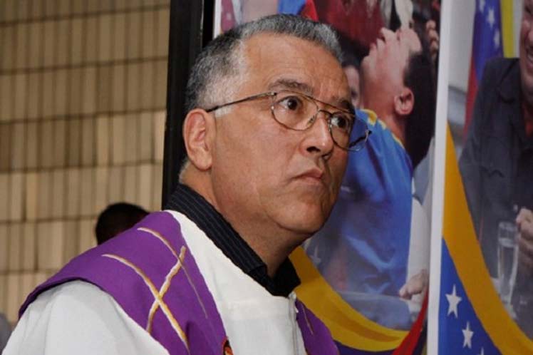 El sacerdote jesuita venezolano Numa Molina