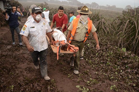 Agentes de policía trasladan a un herido en El Rodeo, el 3 de junio. Foto: Noe Pérez/AFP